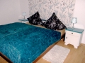 Erstes Schlafzimmer mit Doppelbett